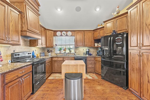 3135 Woodglen Drive, Commerce, TX 75428