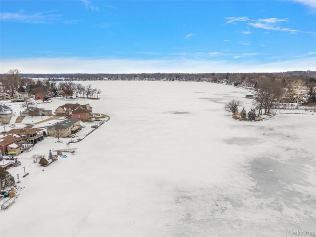 4755 Forest Avenue, Waterford Charter Township, MI 48328