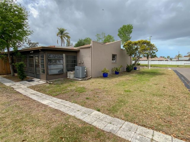 2242 PINEWOOD VILLAS DRIVE, Holiday, FL 34691