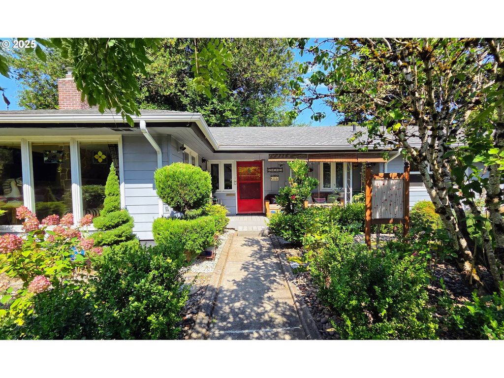 10121 Ne SHAVER St, Maywood Park, OR 97220