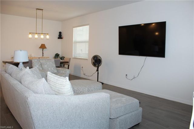 2261 Avocado LN, Naples, FL 34120