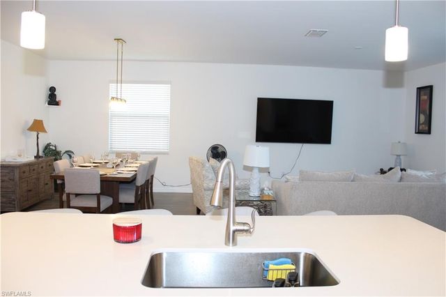 2261 Avocado LN, Naples, FL 34120