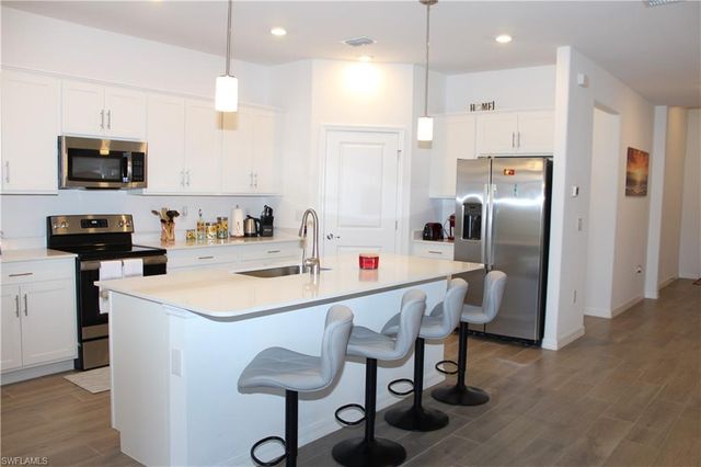 2261 Avocado LN, Naples, FL 34120