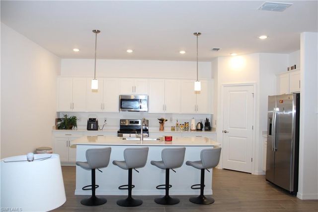 2261 Avocado LN, Naples, FL 34120