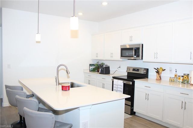 2261 Avocado LN, Naples, FL 34120