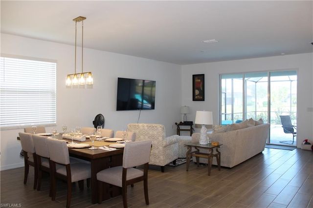 2261 Avocado LN, Naples, FL 34120