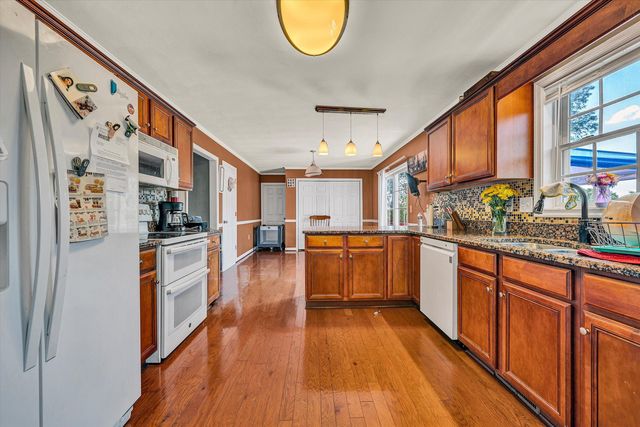 221 Minnie Bell LN, Vinton, VA 24179