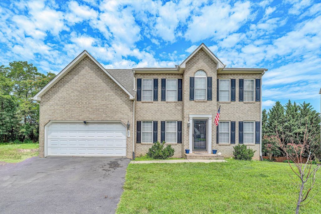 221 Minnie Bell LN, Vinton, VA 24179