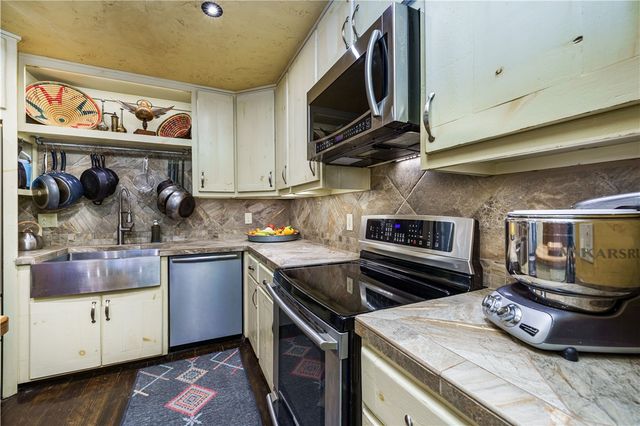 202 Holiday Island Drive, Holiday Island, AR 72631