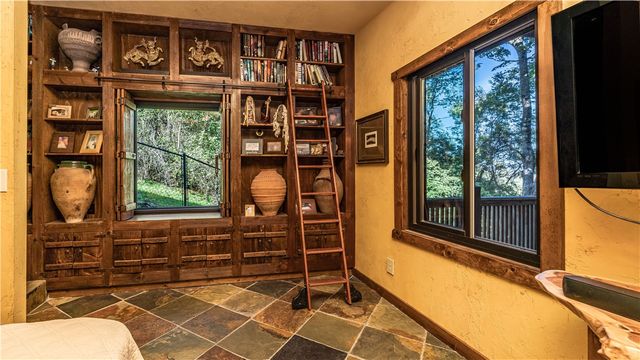 202 Holiday Island Drive, Holiday Island, AR 72631