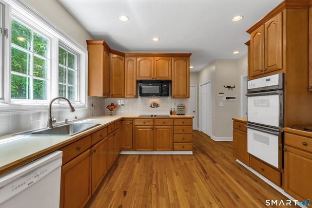 1 Crystal Terrace, Woodbridge, CT 06525