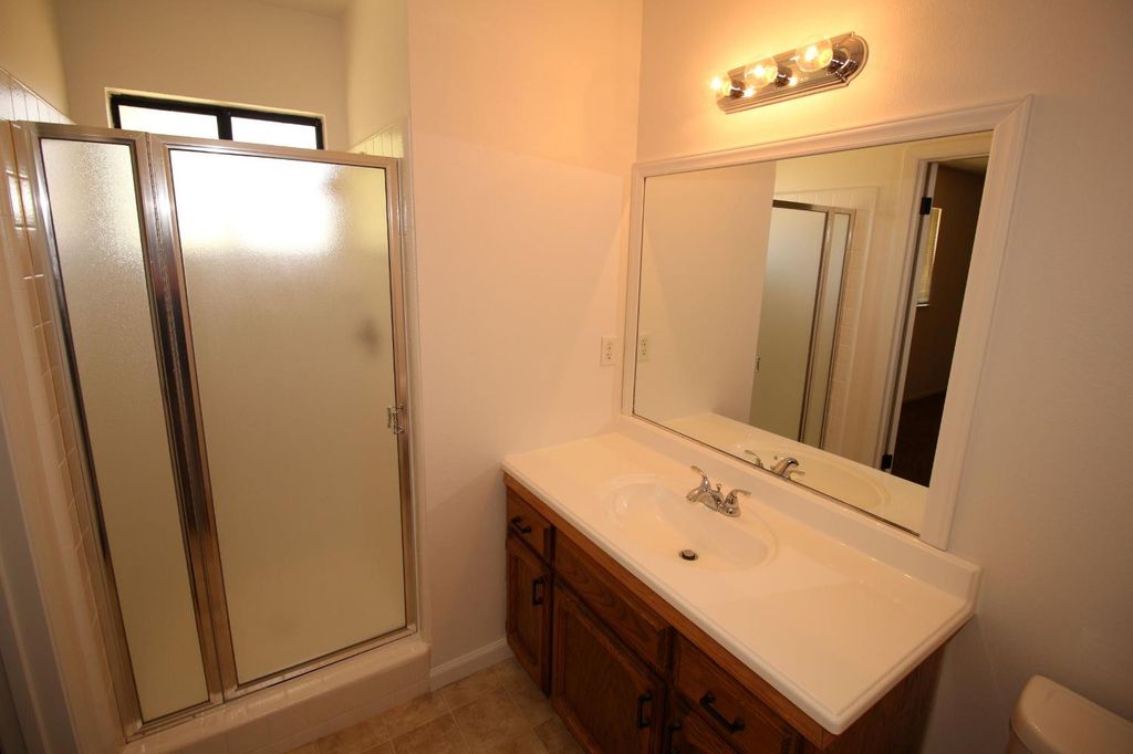 Image 11 of property listing at 4052 N Sabre, Fresno, CA 93727