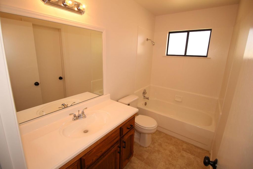 Image 12 of property listing at 4052 N Sabre, Fresno, CA 93727
