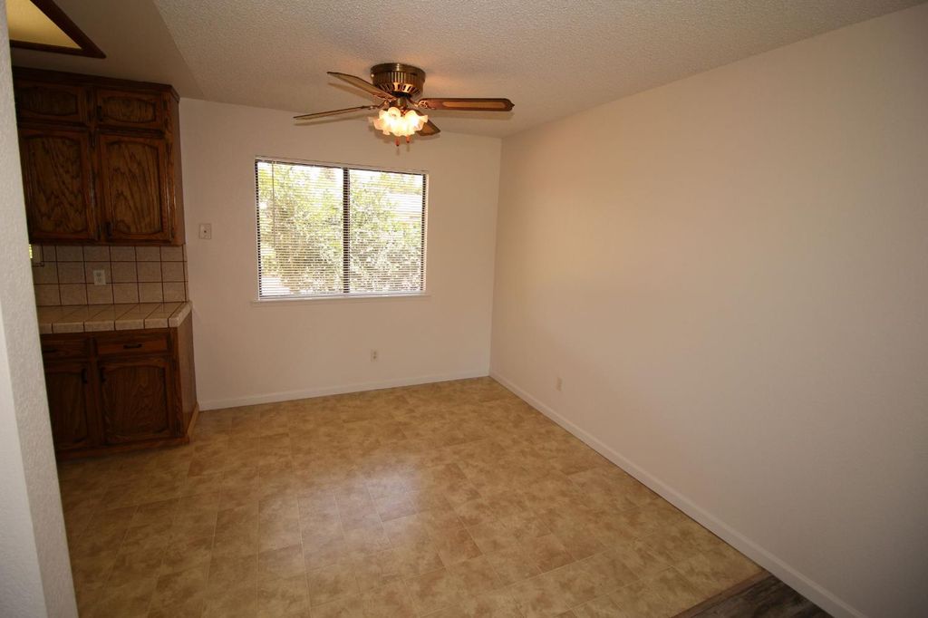 Image 3 of property listing at 4052 N Sabre, Fresno, CA 93727