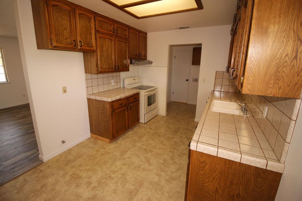 Image 5 of property listing at 4052 N Sabre, Fresno, CA 93727