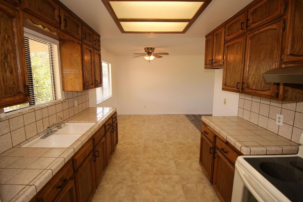 Image 6 of property listing at 4052 N Sabre, Fresno, CA 93727