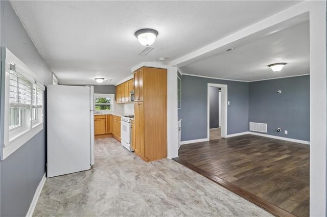 307 E 1100 Road, Baldwin City, KS 66006