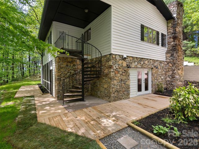 209 Ivy Hill Road, Hendersonville, NC 28792