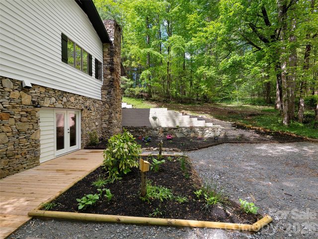 209 Ivy Hill Road, Hendersonville, NC 28792