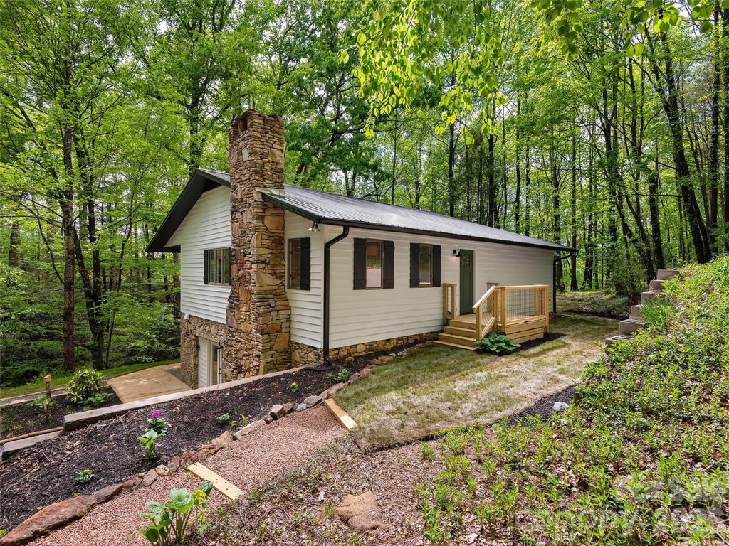 209 Ivy Hill Road, Hendersonville, NC 28792