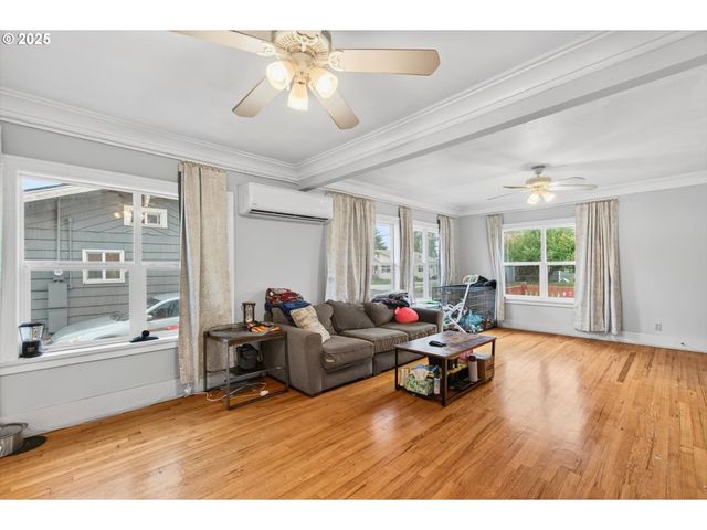 1202 S 3RD Ave, Kelso, WA 98626