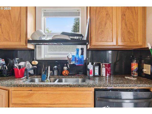 1202 S 3RD Ave, Kelso, WA 98626