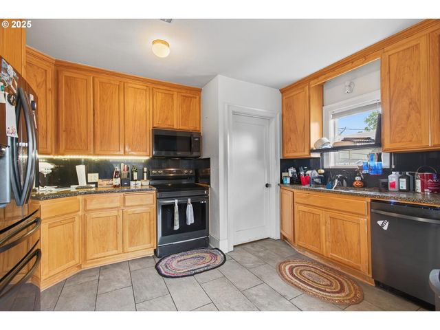 1202 S 3RD Ave, Kelso, WA 98626