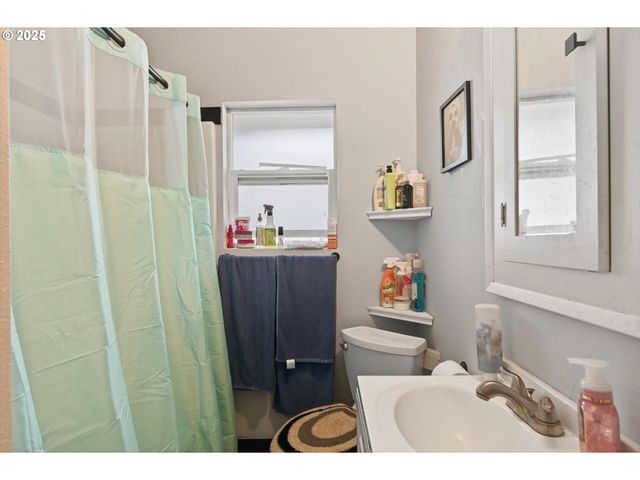 1202 S 3RD Ave, Kelso, WA 98626