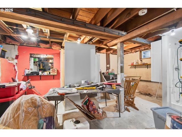 1202 S 3RD Ave, Kelso, WA 98626