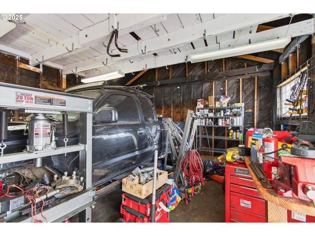 1202 S 3RD Ave, Kelso, WA 98626