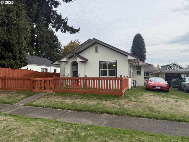 1202 S 3RD Ave, Kelso, WA 98626