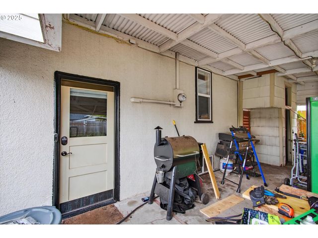 1202 S 3RD Ave, Kelso, WA 98626