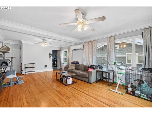 1202 S 3RD Ave, Kelso, WA 98626