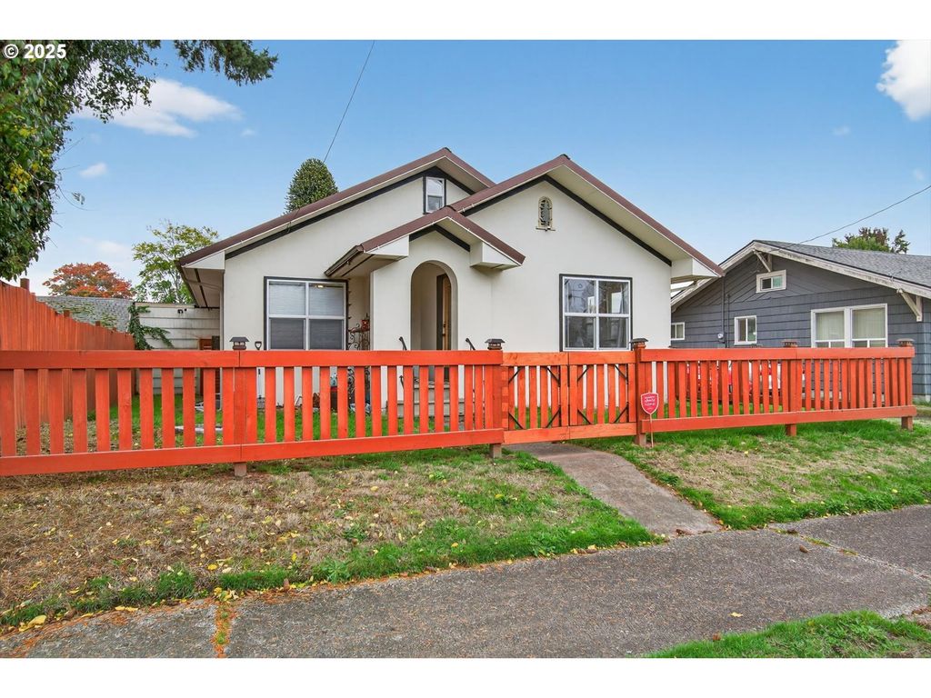 1202 S 3RD Ave, Kelso, WA 98626