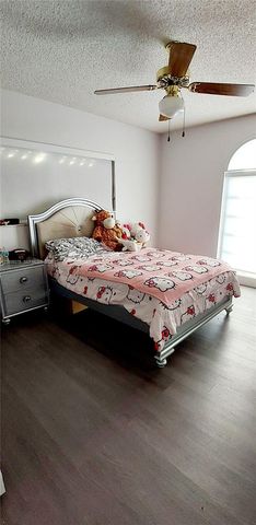 18921 W Oakmont Dr, Hialeah, FL 33015