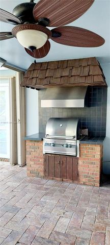 18921 W Oakmont Dr, Hialeah, FL 33015