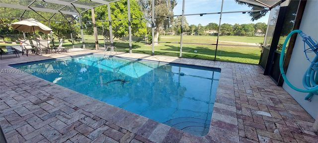 18921 W Oakmont Dr, Hialeah, FL 33015