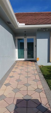 18921 W Oakmont Dr, Hialeah, FL 33015