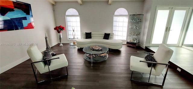 18921 W Oakmont Dr, Hialeah, FL 33015