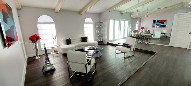 18921 W Oakmont Dr, Hialeah, FL 33015