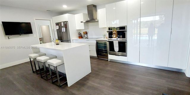 18921 W Oakmont Dr, Hialeah, FL 33015