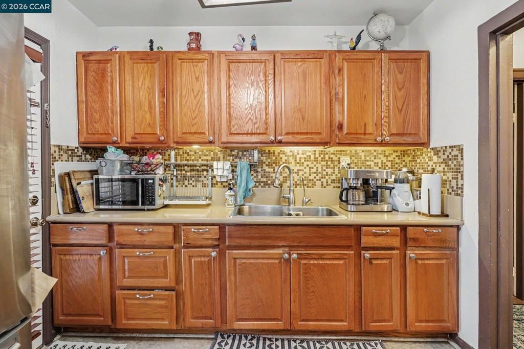 Image 10 of property listing at 1110 Laurel Ave, Pittsburg, CA 94565