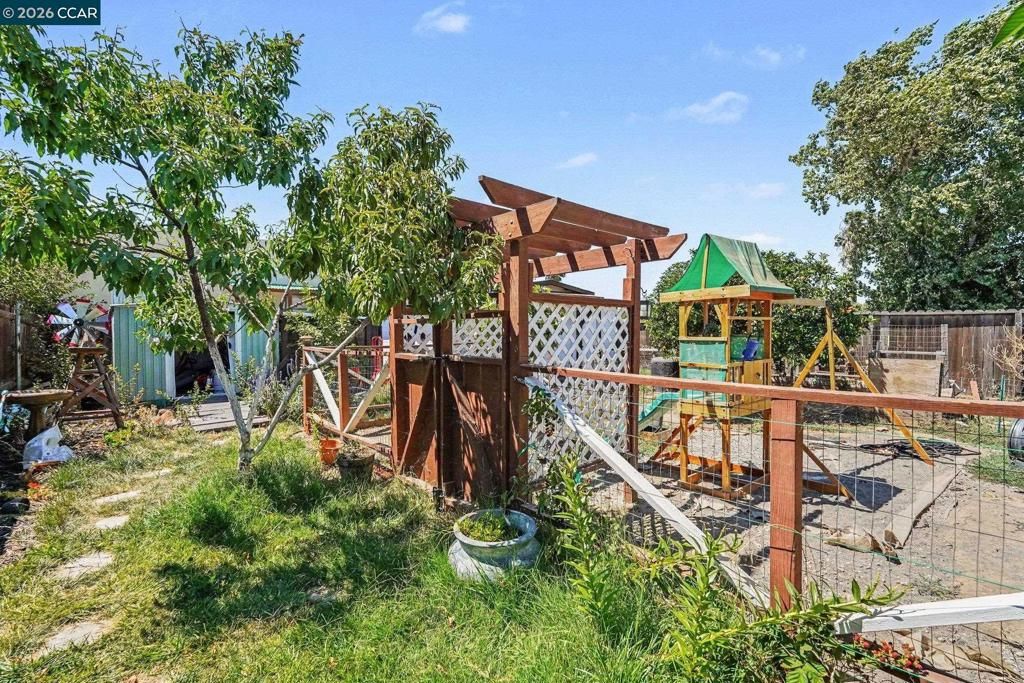 Image 15 of property listing at 1110 Laurel Ave, Pittsburg, CA 94565