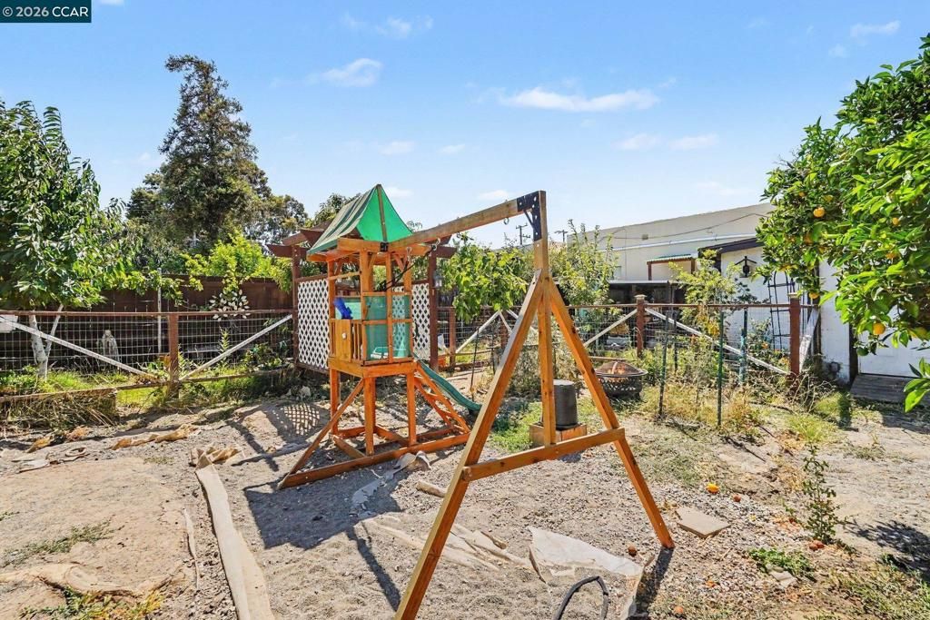 Image 16 of property listing at 1110 Laurel Ave, Pittsburg, CA 94565