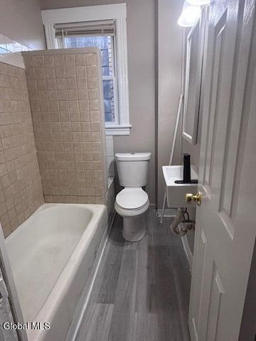 455 Bradford Street 2nd floor, Albany, NY 12206