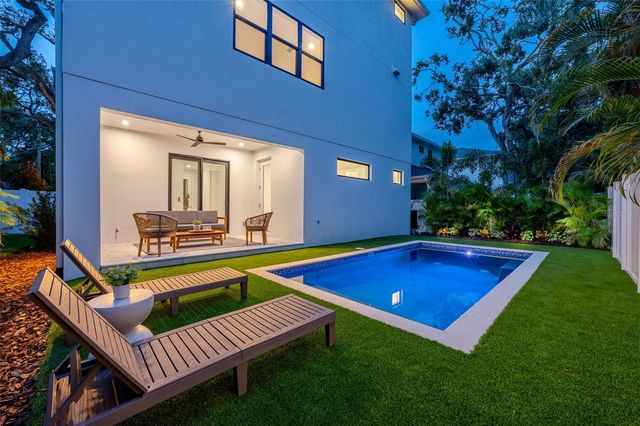 3228 W OAKELLAR AVENUE, Tampa, FL 33611