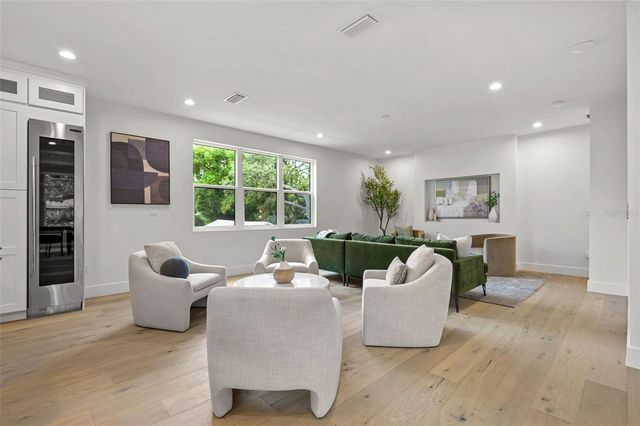 3228 W OAKELLAR AVENUE, Tampa, FL 33611