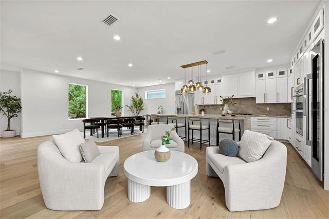 3228 W OAKELLAR AVENUE, Tampa, FL 33611