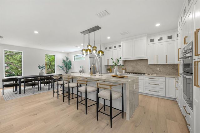 3228 W OAKELLAR AVENUE, Tampa, FL 33611