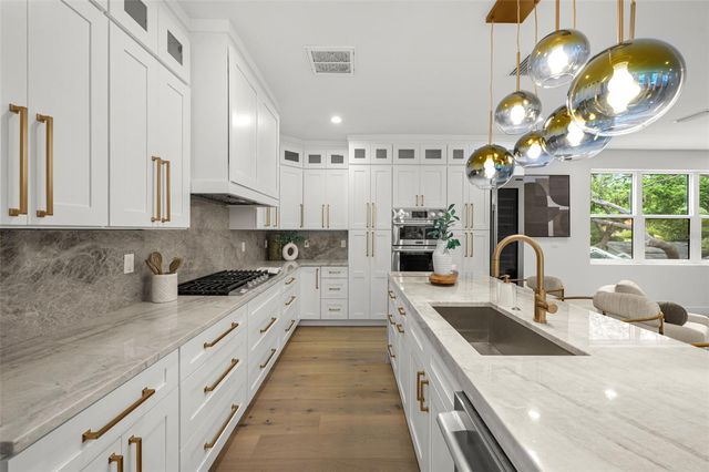 3228 W OAKELLAR AVENUE, Tampa, FL 33611